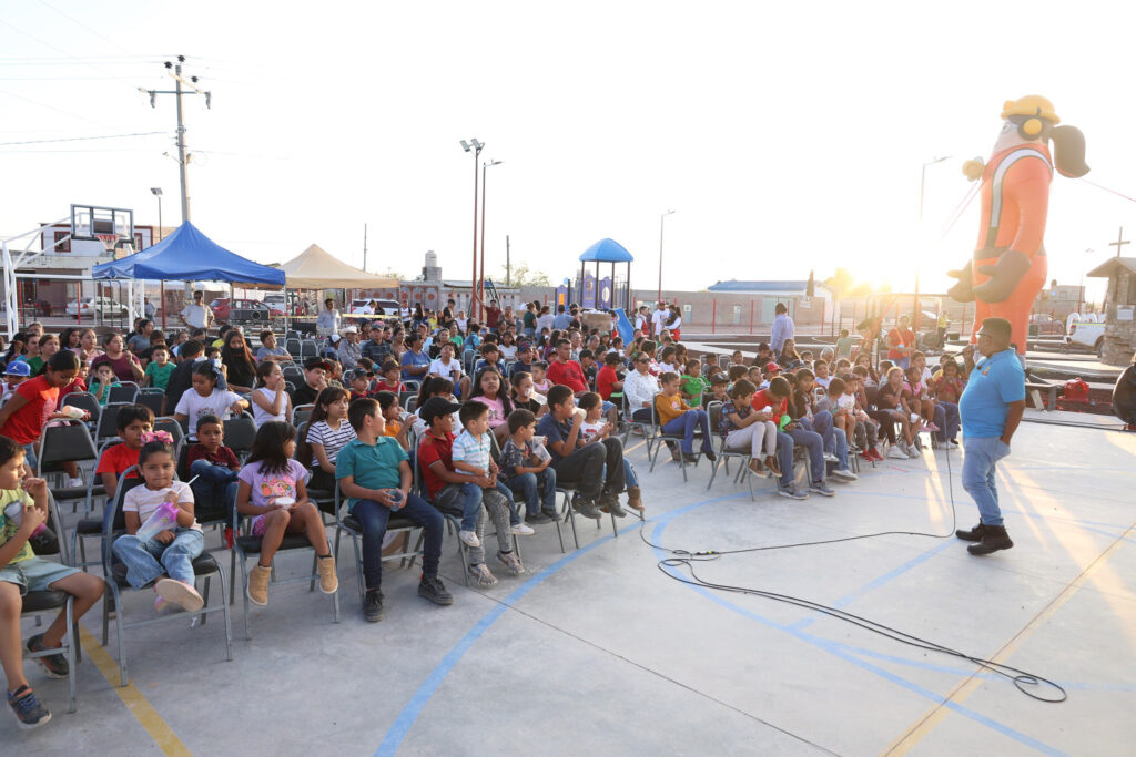 Community gathers for Cine Bajo las Estrellas